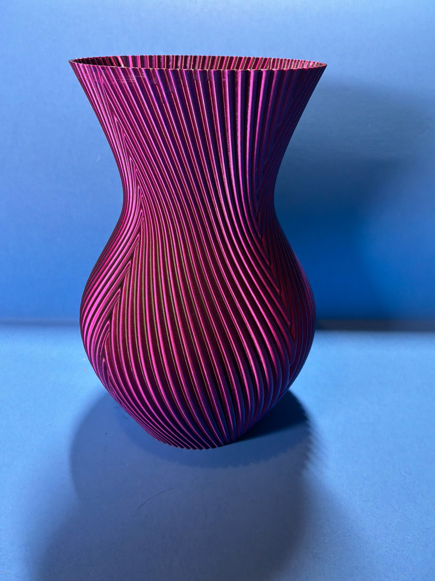 Color Shifting Flower Vase – Pink, Purple & Green Iridescent Vase – 3D Printed PLA Resin-Coated Waterproof Vase – Modern Home Decor