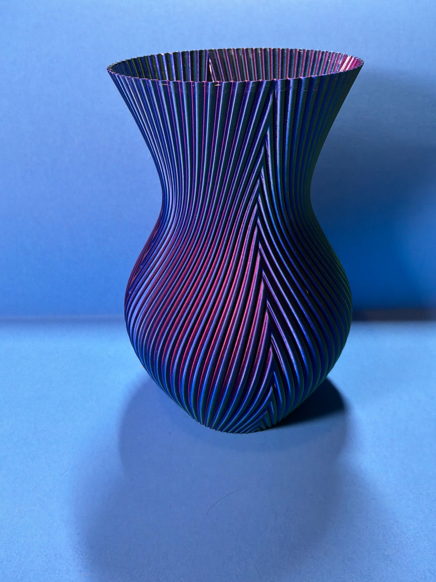 Color Shifting Flower Vase – Pink, Purple & Green Iridescent Vase – 3D Printed PLA Resin-Coated Waterproof Vase – Modern Home Decor